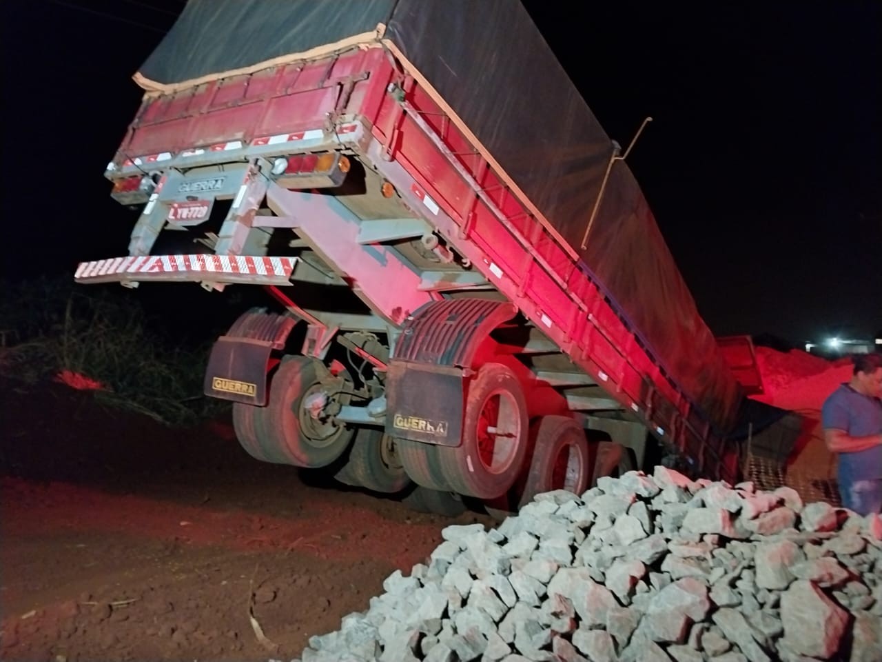 Carreta envolvida na batida foi parar no acostamento | Foto: GMC Online