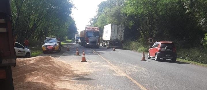 Homem morre em acidente entre carro e caminhão na PR-323