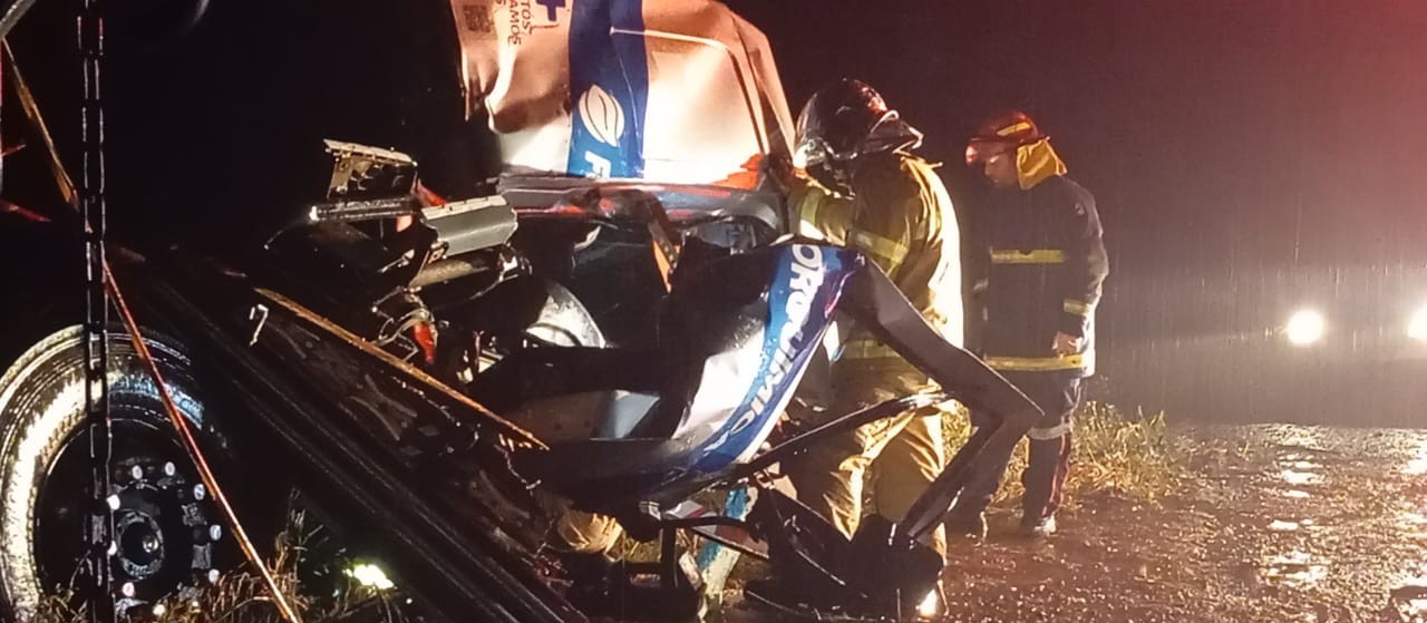 Dois caminhões batem de frente na PR-340 em Santo Inácio