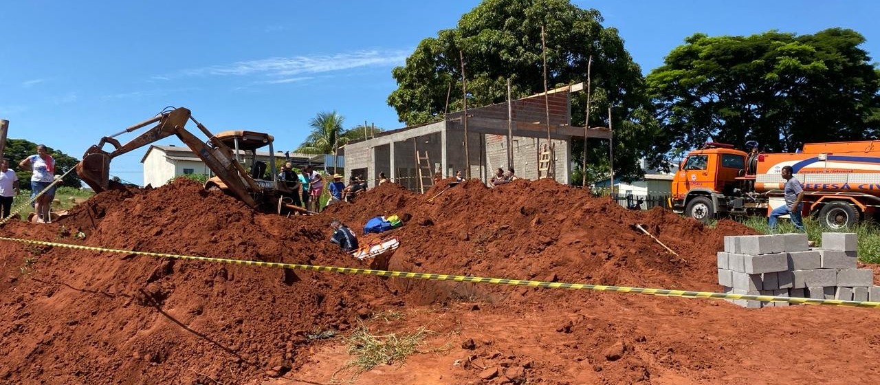 Trabalhador é soterrado e socorrido em estado grave