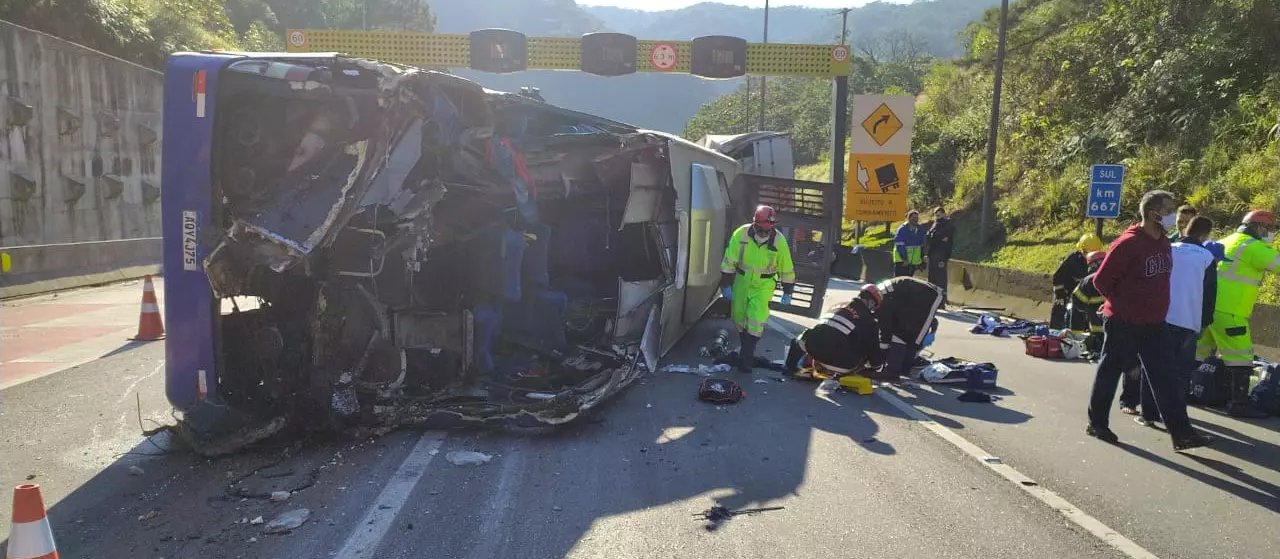 Acidente com ônibus do time de futsal de Umuarama mata 2 pessoas e deixa 10 feridos, diz PRF