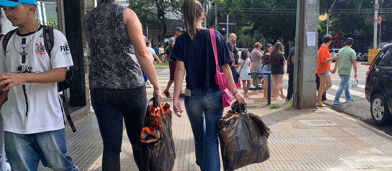 Centro movimentado na véspera de Páscoa em Maringá