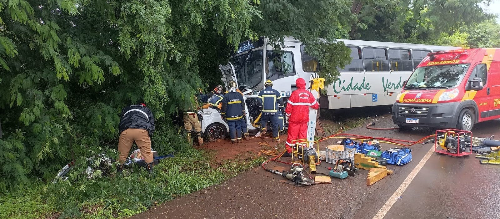 Carro invade pista e bate de frente com ônibus em Doutor Camargo