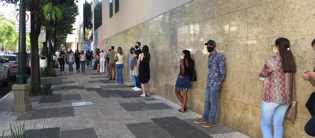 Movimento grande nas lojas de rua e fila para entrar em shoppings