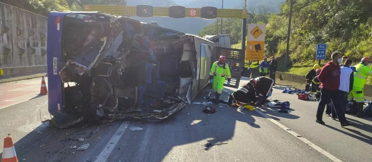 Ônibus que levava equipe de Fustal de Umuarama tomba na BR-376 e dois morrem