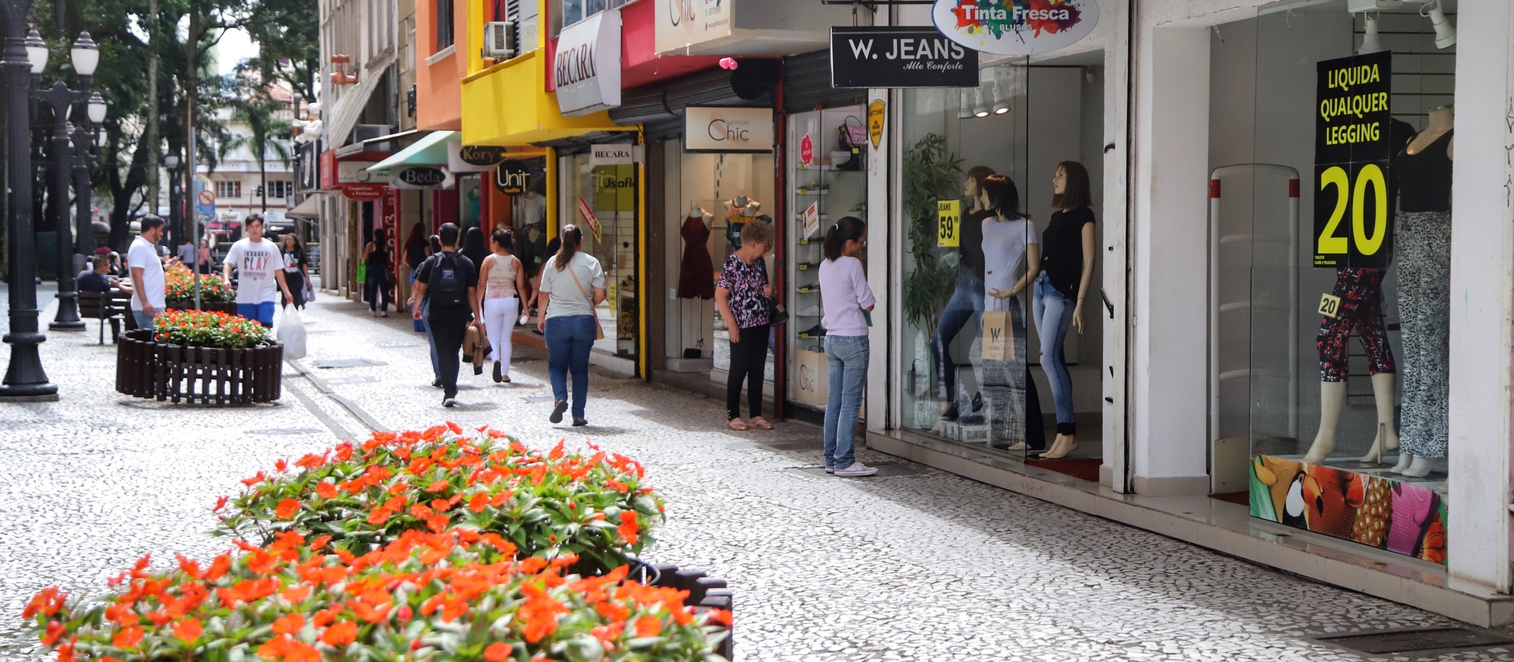 Prefeituras do Paraná reabrem aos poucos o comércio