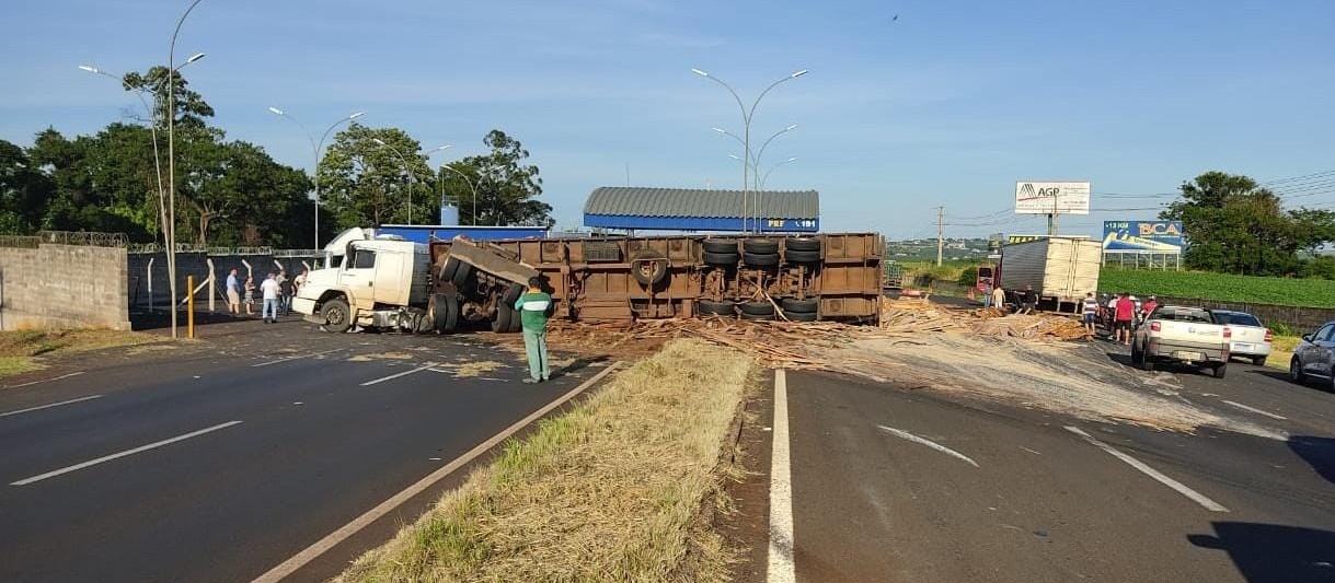 Carreta tomba em frente unidade da PRF em Mandaguari