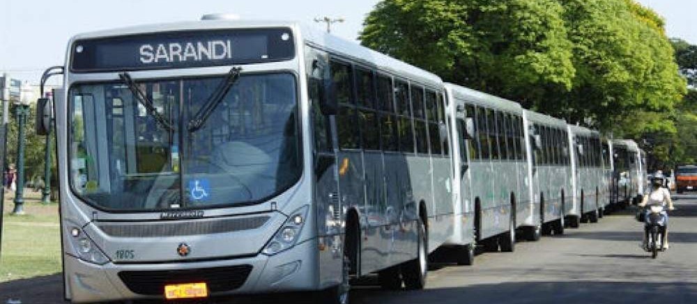 Homem arremessa pedra em ônibus do transporte coletivo em Sarandi