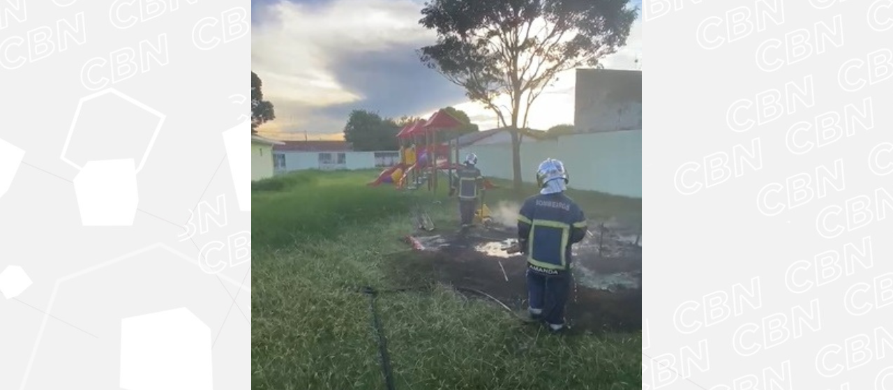 Bombeiros combatem incêndio em parquinho de CMEI