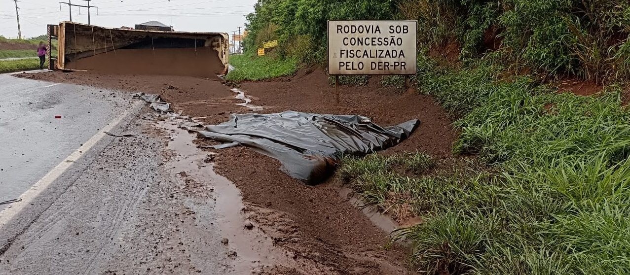 Trecho da BR-376, entre Sarandi e Marialva, fica completamente interditado por quase duas horas após acidente envolvendo carreta