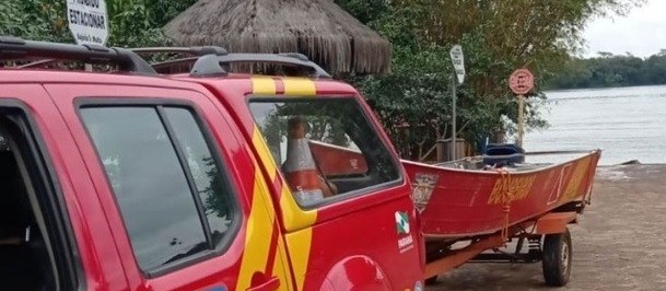 Homem pula no rio para fugir da polícia e desaparece