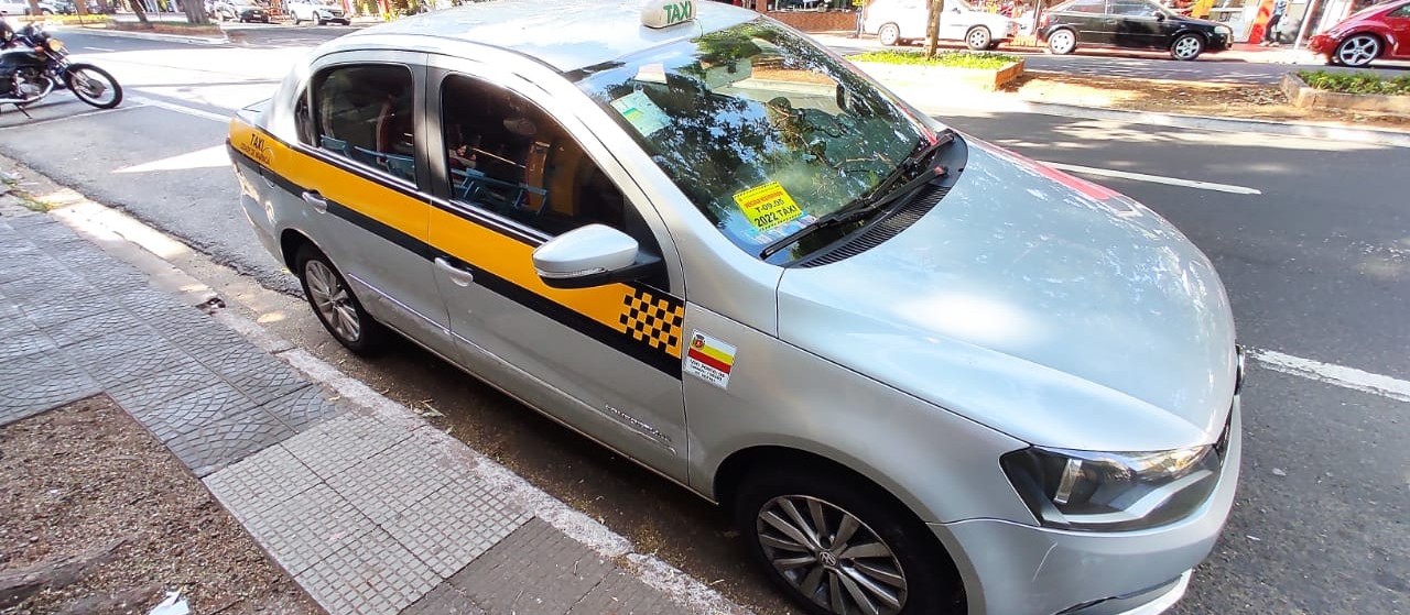 Taxistas vão receber auxílio do Governo Federal. Em Maringá, são 111 taxistas com alvarás legalizados que têm direito ao benefício