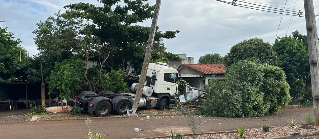 Motorista com sinais de embriaguez invade casa 