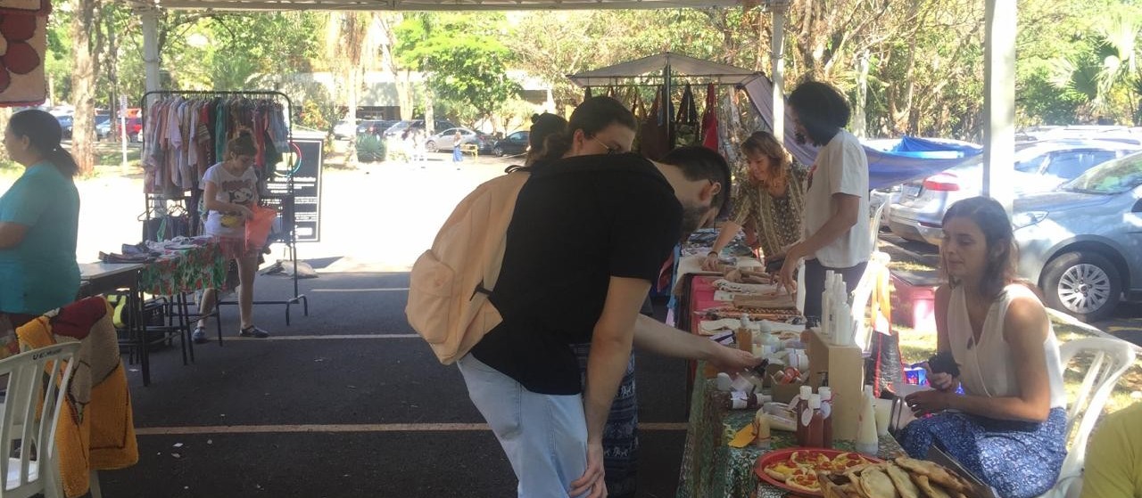 Feira na UEM oferece produtos de cooperativas e associações