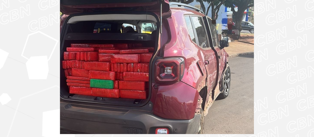 Após perseguição, carro com maconha colide com viatura da Polícia Civil