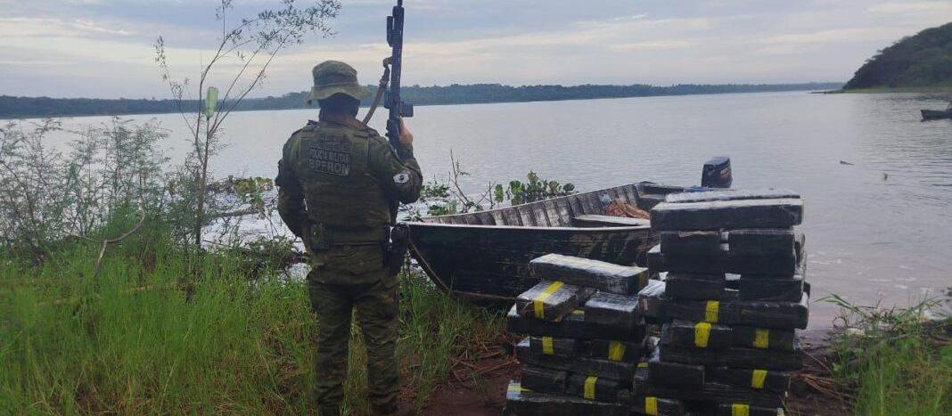 BPFron e PF apreendem quase meia tonelada de maconha em barco