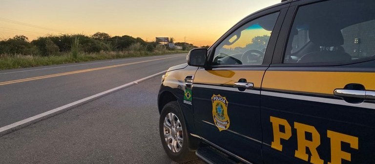 Motorista sem cinto de segurança morre em capotamento, passageiro com cinto sobrevive