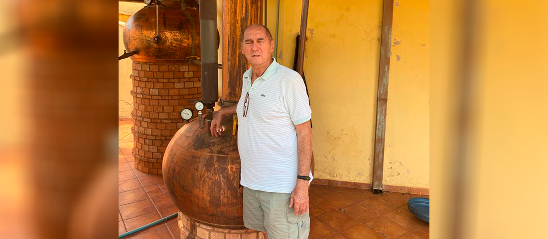 Na aposentadoria, economista realiza um sonho: produzir cachaça artesanal