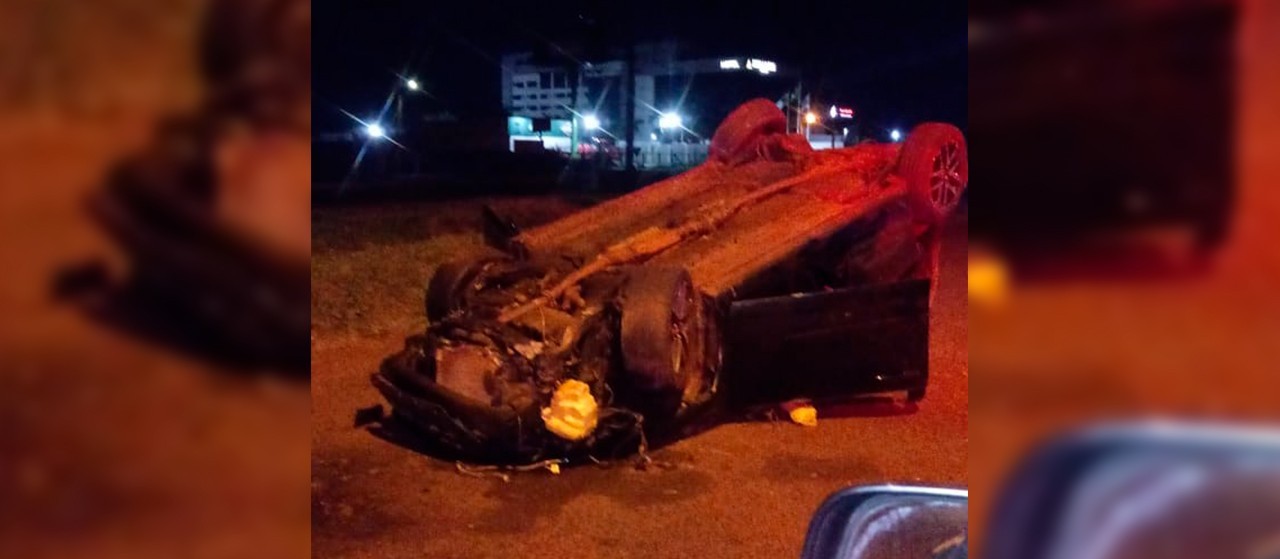 Carro capota e duas pessoas ficam feridas em Maringá