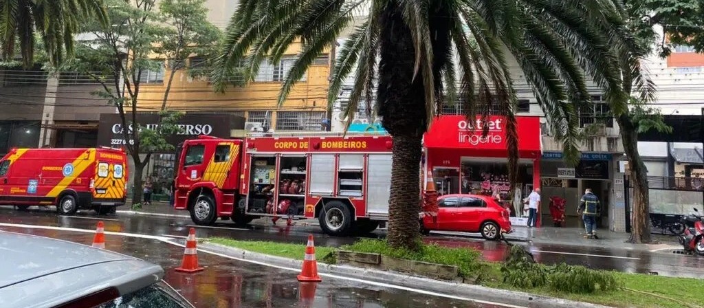 Bombeiros combatem incêndio em prédio comercial no centro de Maringá