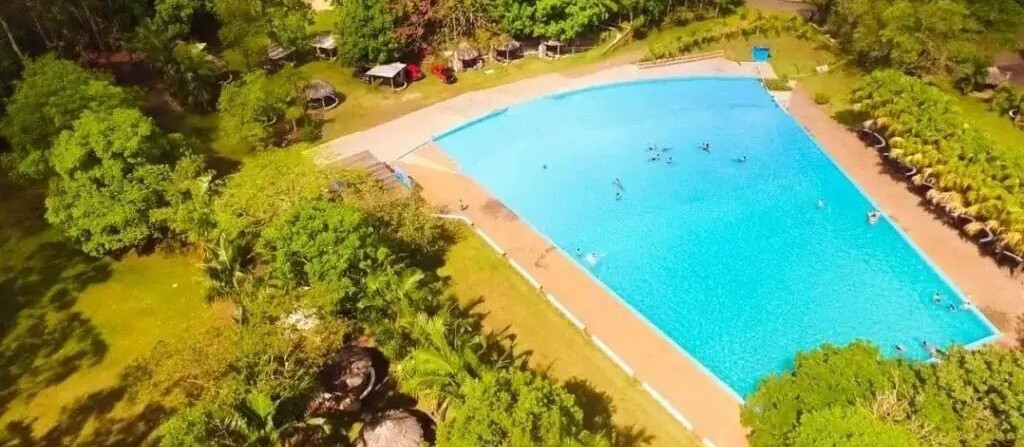 Prainha de água mineral atrai visitantes em distrito de 1,3 mil moradores