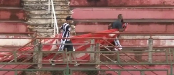 Torcedores invadem área de torcida do time adversário e rasgam “bandeirão”