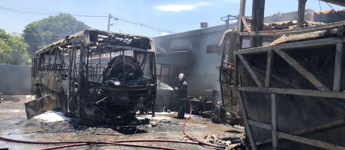 Ônibus são destruídos após incêndio em garagem em Paranavaí