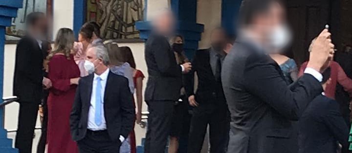 Empresária publica foto de prefeito em casamento supostamente com mais de 30 pessoas e pergunta: pode?