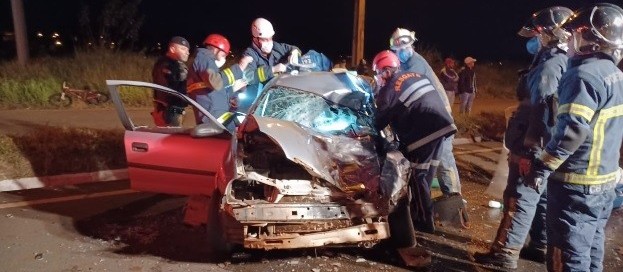 Acidente em Mandaguaçu deixa quatro feridos e motorista preso às ferragens