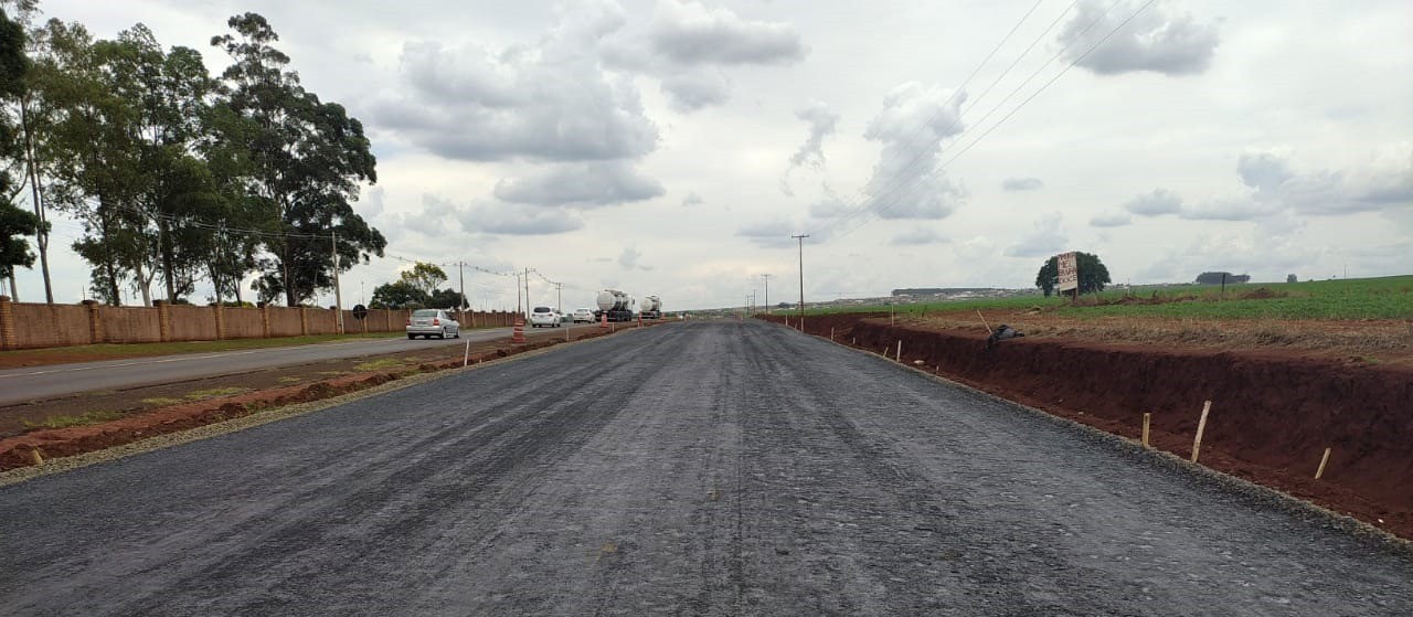 Obras na PR-317: carro faz conversão em pista e atinge motocicleta