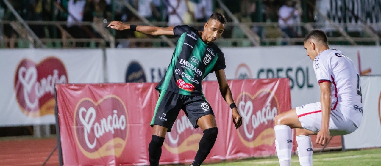 Torcedores brigam nas arquibancadas durante jogo do MFC e Athletico PR, no Willie Davids