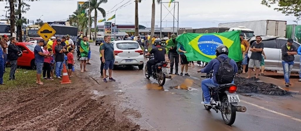 Protesto em Maringá continua sem bloqueio de veículos, diz PM