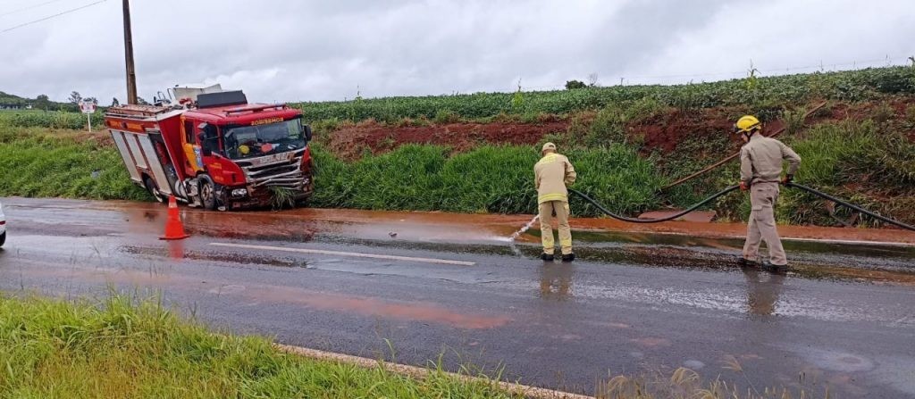 Caminhão do Corpo de Bombeiros de Maringá sofre acidente na BR-376