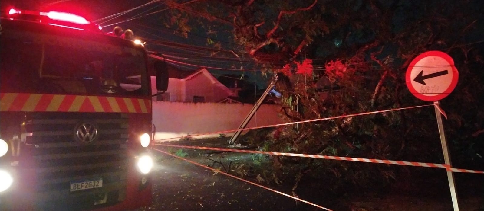 Chuva causa destelhamento e alagamentos pontuais em Maringá