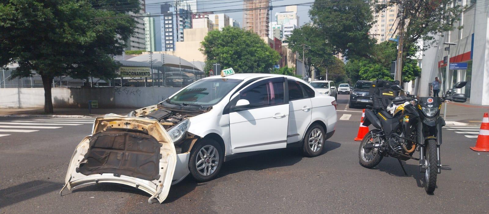 Táxi fura sinal vermelho e bate em SUV no centro de Maringá