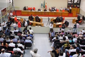 Vereadores rejeitam emendas que preveem aumento de vereadores na próxima legislatura. A emenda que reduz o número também foi rejeitada