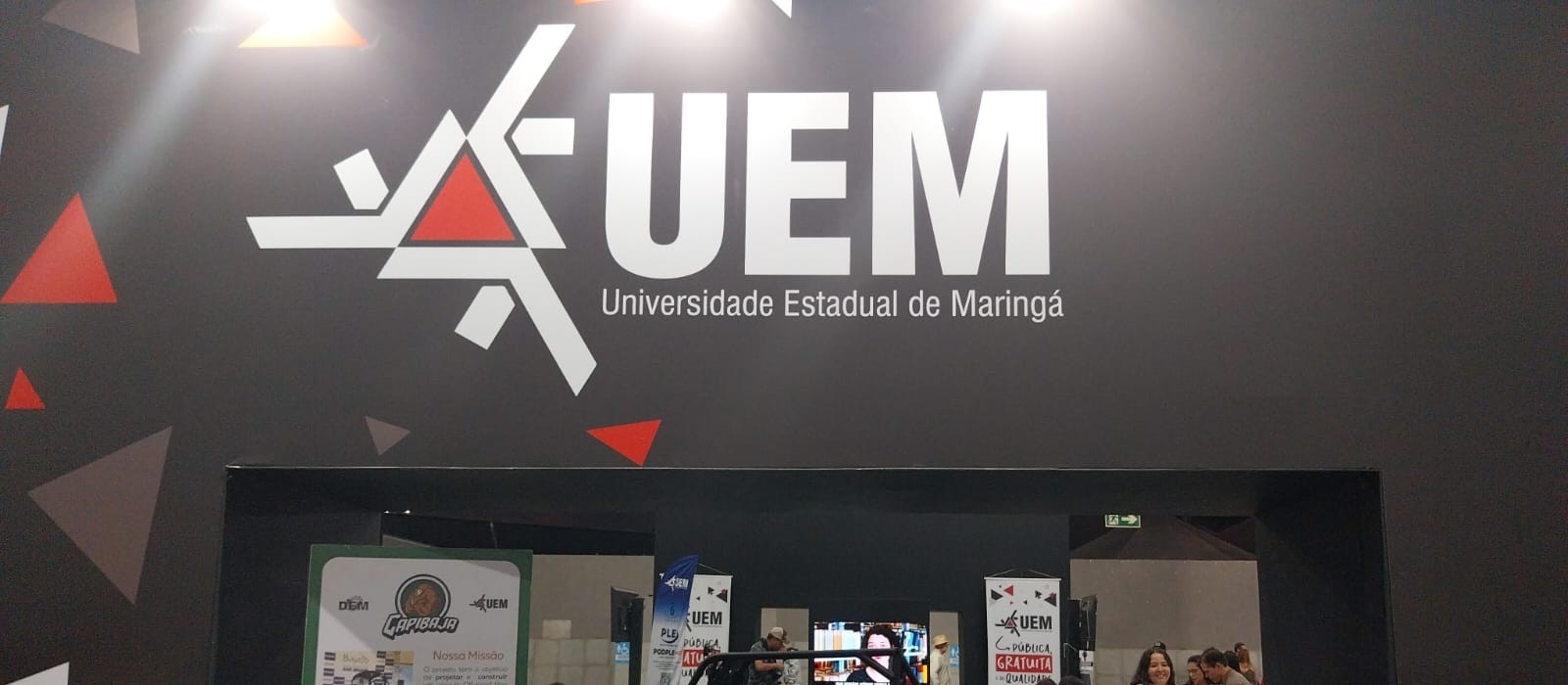 Mitos e verdades sobre os ovos no estande da UEM 