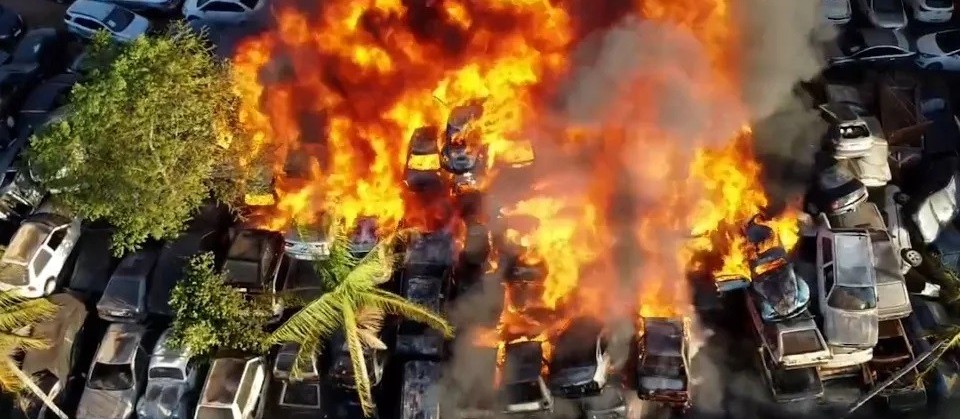 Incêndio queima veículos em pátio da Polícia Civil em Londrina