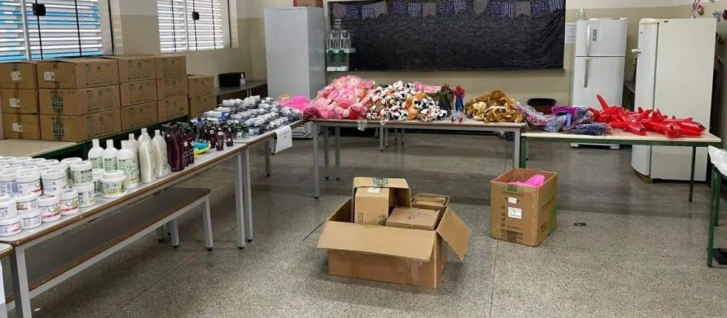 Bazar com produtos doados pela Receita Federal em Maringá tem itens a partir de R$ 1