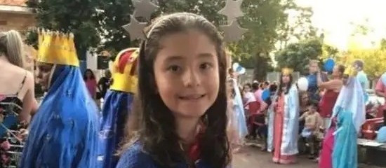 Recebe alta do hospital menina que se afogou por ter cabelo sugado em piscina