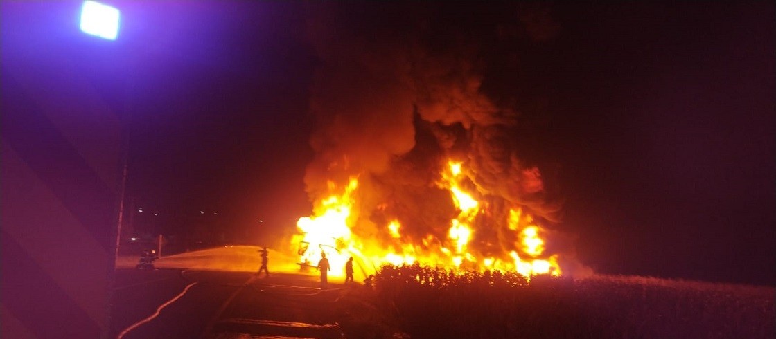 Carreta pega fogo e incêndio atinge lavoura de milho em Floresta