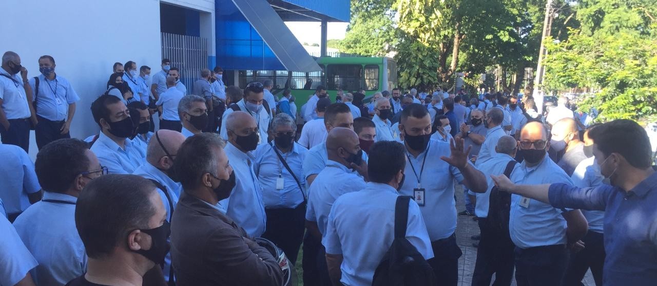 Motoristas se concentram na porta da garagem da TCCC