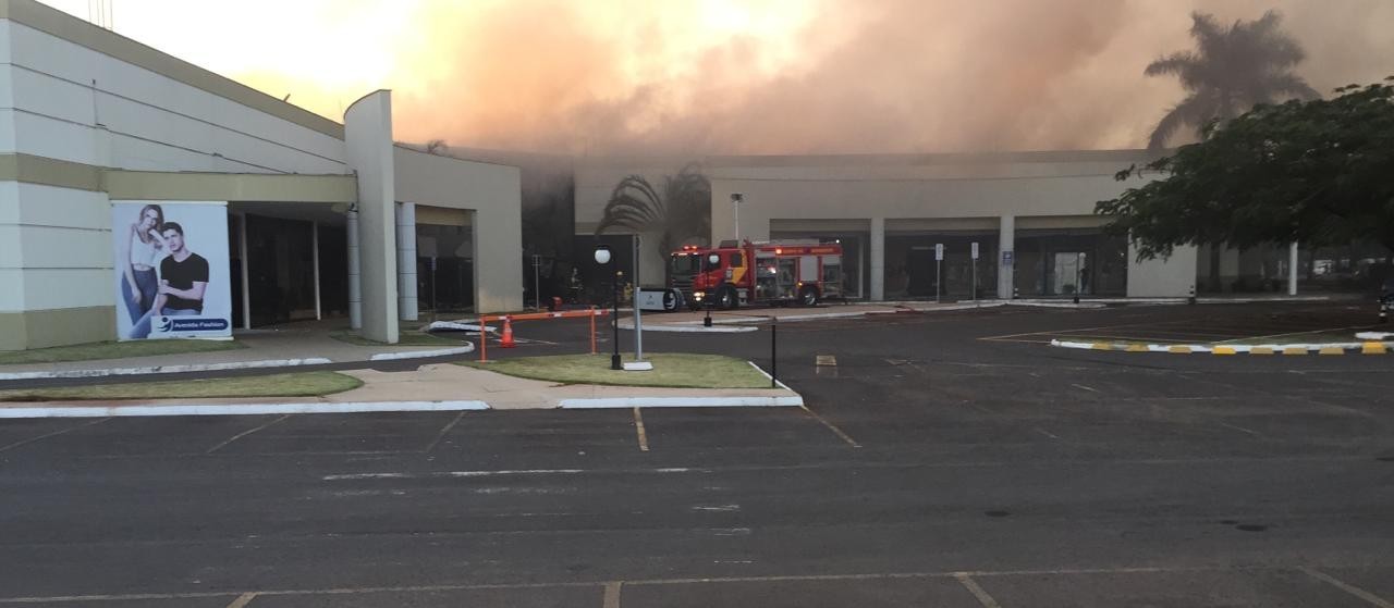 Fogo já destruiu grande parte do shopping atacadista 