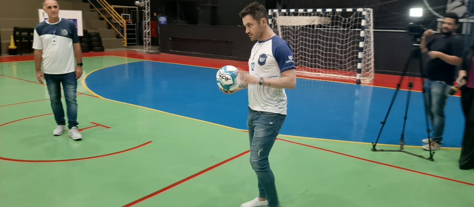 Duas vezes melhor jogador de futsal do mundo, Falcão visita Maringá