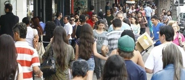 Comerciantes se preparam para a abertura das lojas à noite