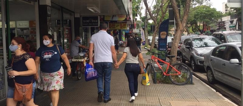 Lojas de rua de Maringá funcionam até 21h nesta sexta-feira (11)