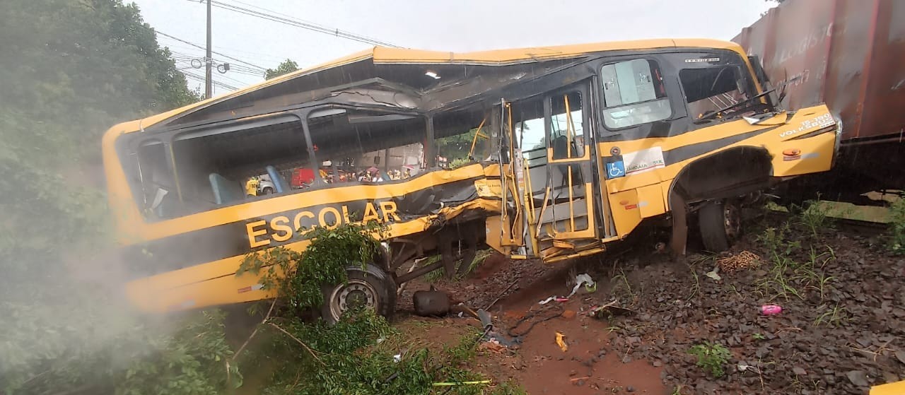 Acidente entre trem e ônibus da Apae deixa dois mortos e vários feridos em Jandaia do Sul