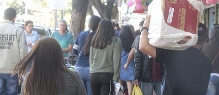 Lojas de rua ficam abertas até 21h nesta sexta-feira em Maringá