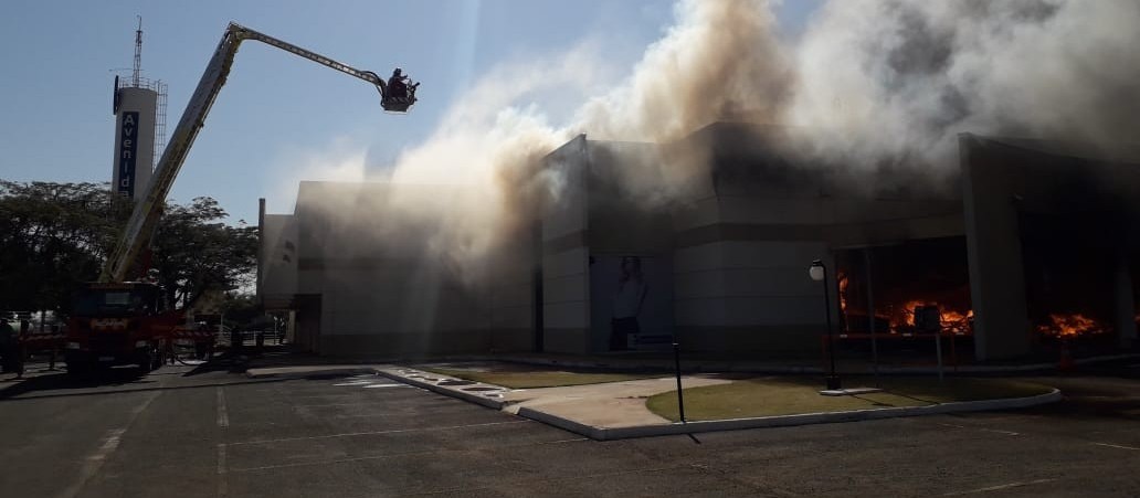 Já dura quase 9 horas o combate ao incêndio num shopping de Maringá