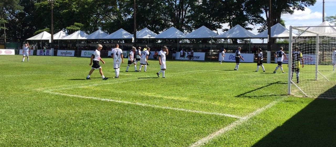 Do campo de trabalho para o campo de futebol